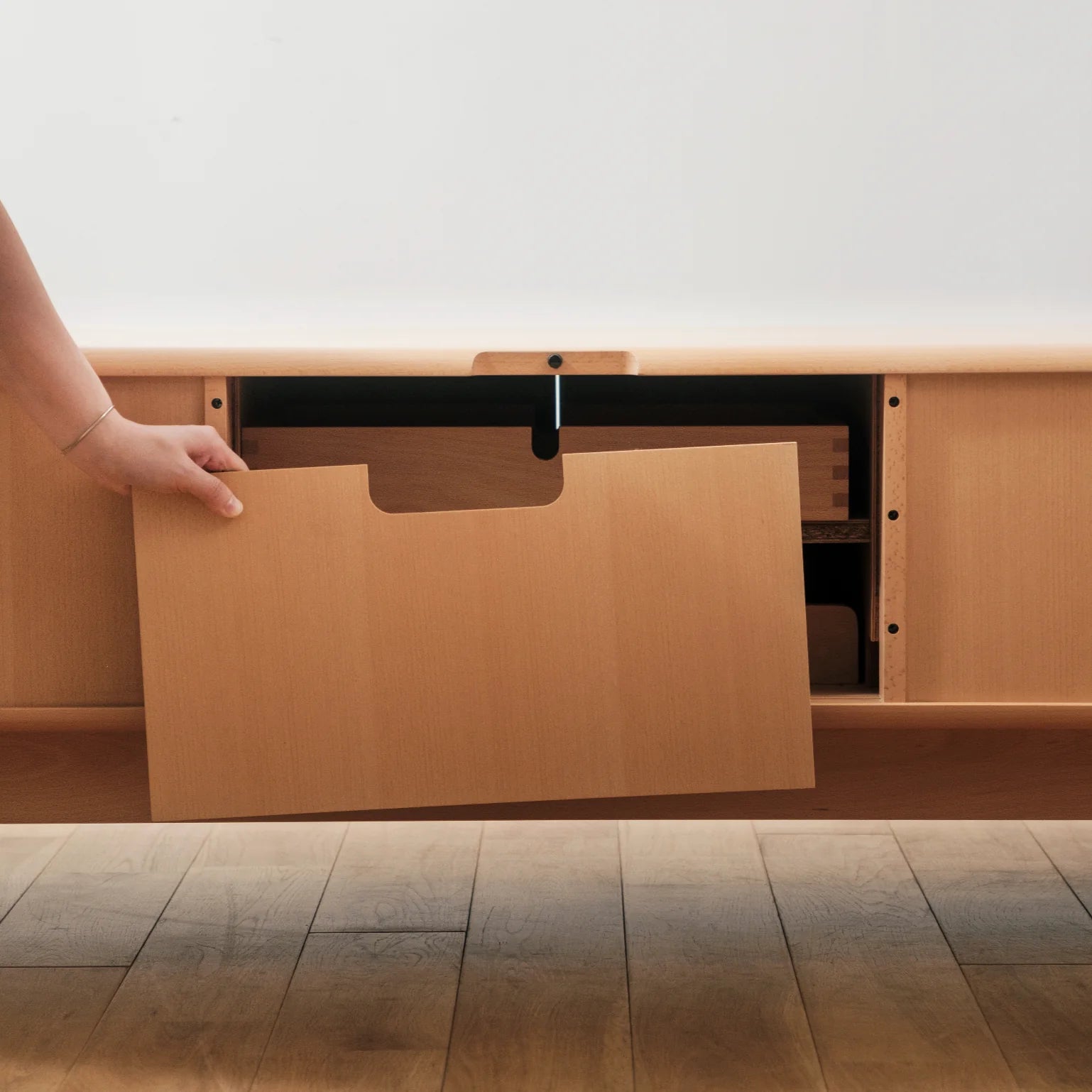 لوحة تلفزيون منزلقة مصنوعة يدويًا