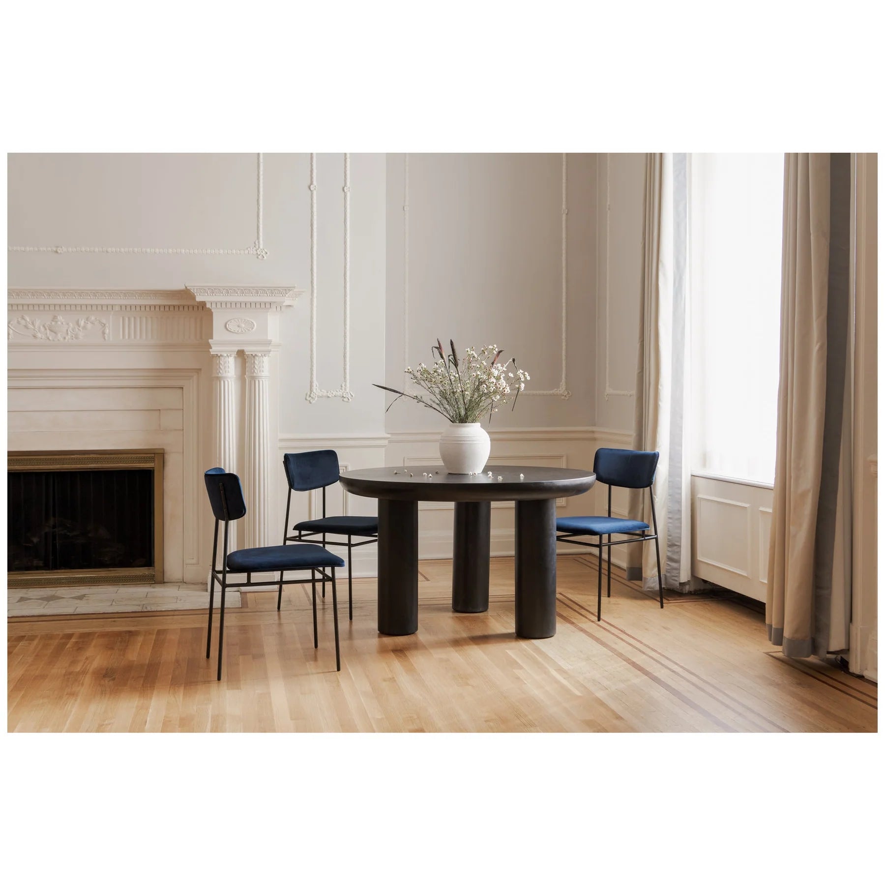 طاولة طعام أكسل