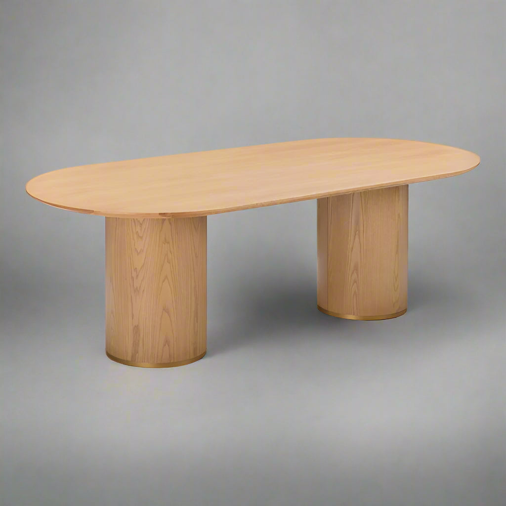 طاولة طعام بيضاوية من ماركة براندي