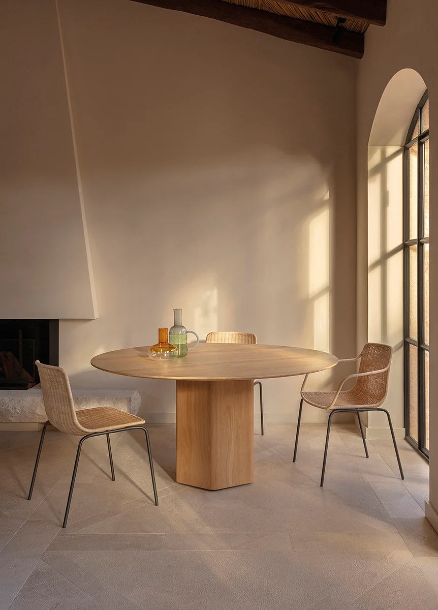 طاولة طعام دائرية من كريستوود