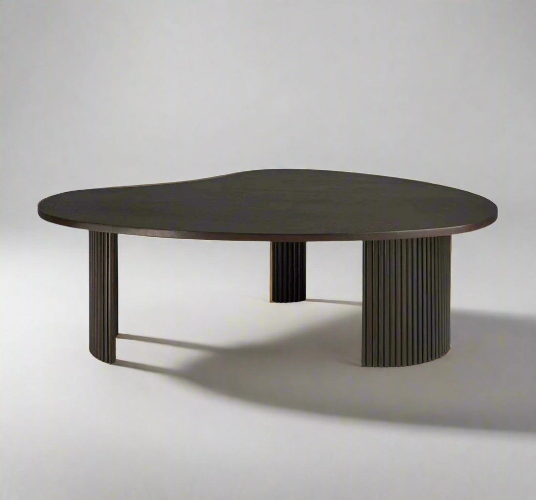 طاولة قهوة منحنية مصنوعة من الخشب العائم