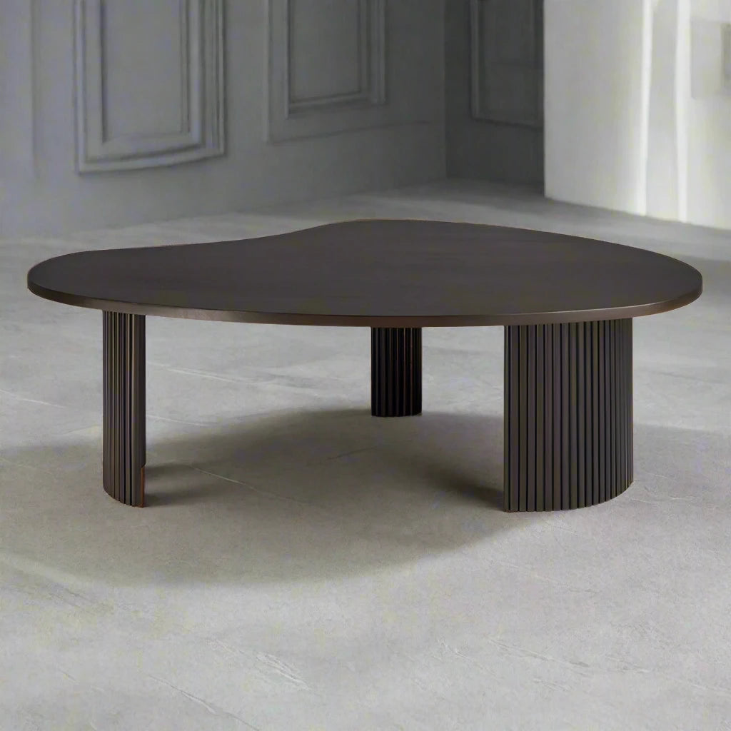 طاولة قهوة منحنية مصنوعة من الخشب العائم