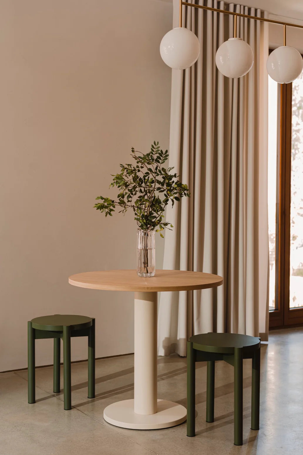 كرسي من خشب الدردار