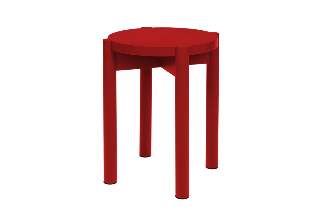 كرسي من خشب الدردار