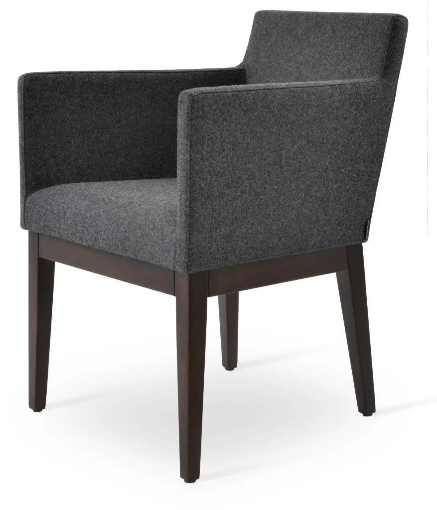 كرسي فيرتا الخشبي