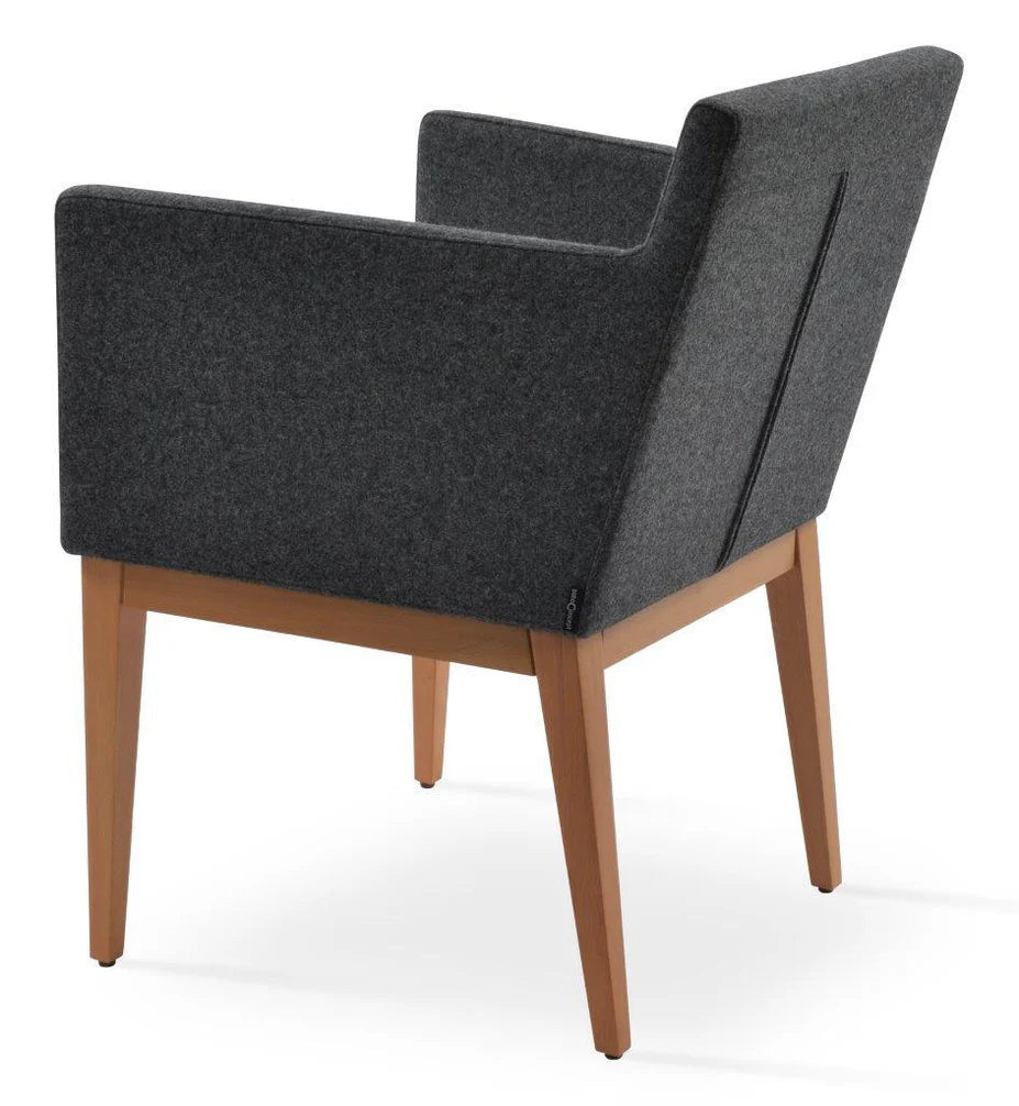 كرسي فيرتا الخشبي