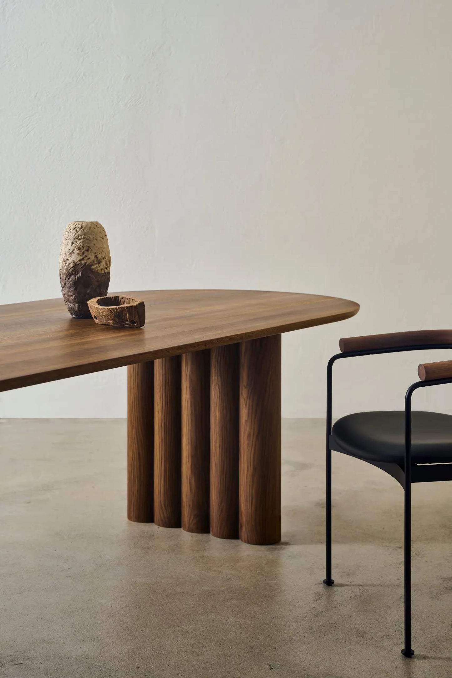 Close-Up of Ardent Dining Table Leg – Wide Pillar Design – Natural Wood Grain